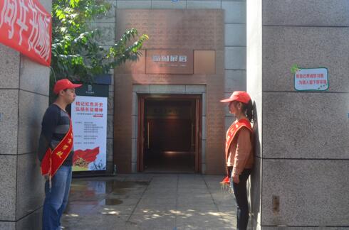 “學雷鋒”志愿服務活動系列報道（五）――青年志愿者熱忱服務“紀念紅軍長征勝利80周年書畫展”