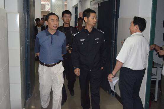 我校安全委員會對男生寢室進行了一次突擊檢查
