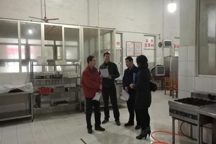 我校開展新學(xué)期食堂安全大檢查