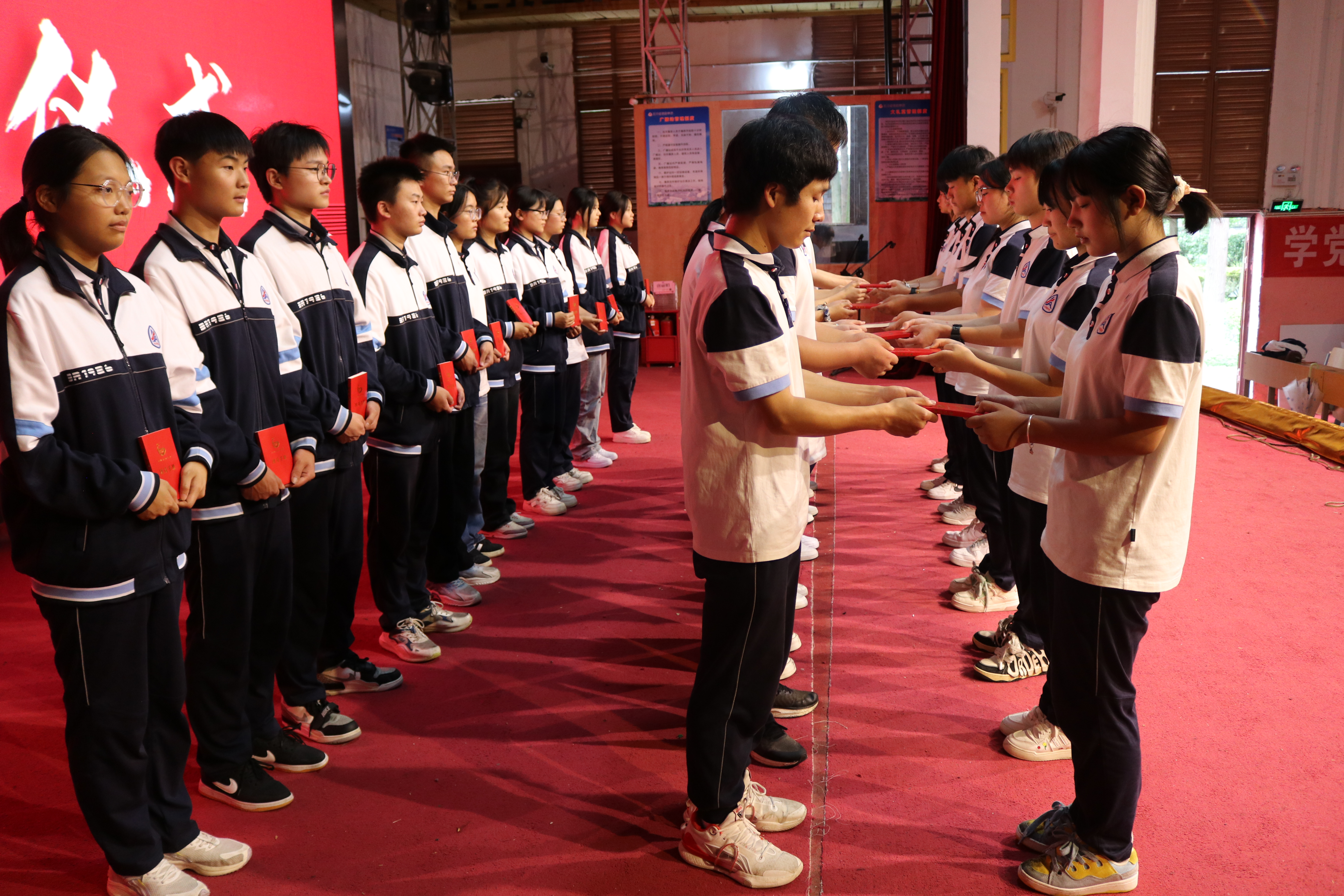 挺膺擔(dān)當(dāng) 強(qiáng)國有我 ——省檔案學(xué)校團(tuán)委舉行2024年上半年新發(fā)展團(tuán)員入團(tuán)儀式